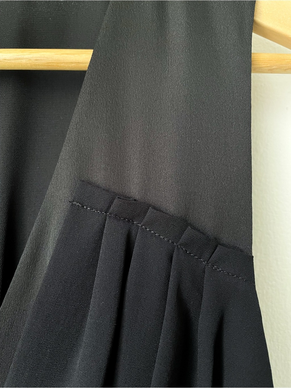 H&M Classic Black Sleeveless V-Neck Dress - Elegant Draped Detail - Picture 6 of 9